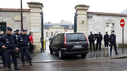 Mehdi Nemmouche dans une voiture de police, lors de son transfert&nbsp;devant la&nbsp;cour d'appel de Versailles (Yvelines), le 4 juin 2014. (THOMAS SAMSON / AFP)