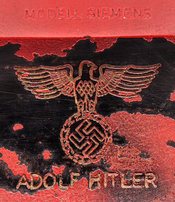 Détail du dos du téléphone d'Adolt Hitler. (ALEXANDER HISTORICAL AUCTIONS)