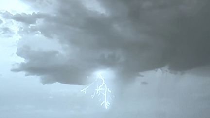 Autre conséquence des fortes chaleurs durant le mois de juillet : la formation d’orages. Ils s’accompagnent de fortes rafales de vent, de pluies intenses, voire de grêle, entraînant parfois d’importants dégâts. Des phénomènes extrêmes, très localisés. (franceinfo)