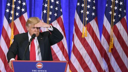 Le président élu Donald Trump répond à des journalistes pendant une conférence de presse, le 11 janvier 2017 à New York. (DON EMMERT / AFP)