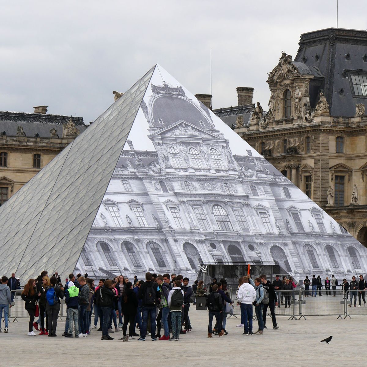 Jr Fait Disparaitre La Pyramide Du Louvre