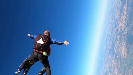 Il n’y a pas d’âge pour réaliser des défis. En Saône-et-Loire, un homme de 95 ans s’est vu offrir un saut en parachute. Un moment unique, avec sa famille aux premières loges. (France 3)