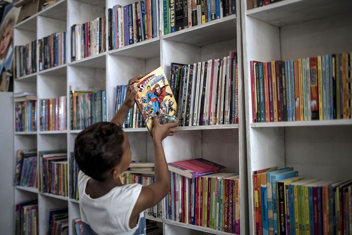 Un jeune brésilien&nbsp;dans la bibliothèque créée par Lua dans la&nbsp;favela Tabajaras favela à Rio de Janeiro au Brésil, le 10 mars 2020 (MAURO PIMENTEL / AFP)