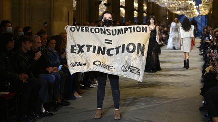 Incursion de militants pour le climat au défilé Louis Vuitton printemps-été 2022 à la&nbsp;Paris Fashion Week, le 5 octobre 2021 (CHRISTOPHE ARCHAMBAULT / AFP)