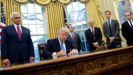 Donald Trump signe un décret, le 23 janvier 2017 à la Maison Blanche (Washington DC). (SAUL LOEB / AFP)