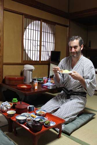 &nbsp; (Simon, notre voyageur prend son petit déjeuner traditionnel dans un ryokan © S.Picciotto)