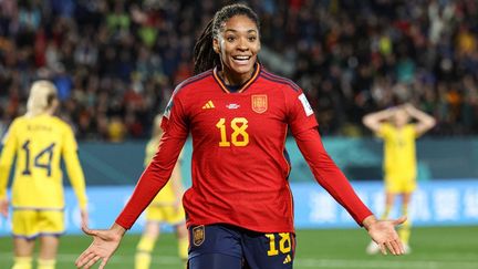 Salma Paralluelo célèbre son but contre la Suède, en demi-finale de la Coupe du monde contre la Suède. (MARTY MELVILLE / AFP)