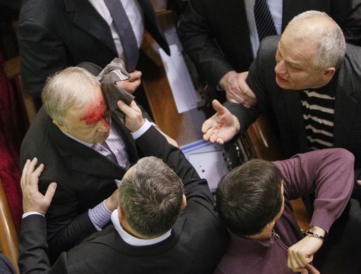 Des d&eacute;put&eacute;s ukrainiens, le 16 janvier 2013, &agrave; Kiev. (GLEB GARANICH / REUTERS)