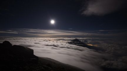 Vue féérique de la "super Lune" au-dessus du volcan de Fuego, le 14 novembre 2016, à Chimaltenango (Guatemala).&nbsp; (MAXPPP)