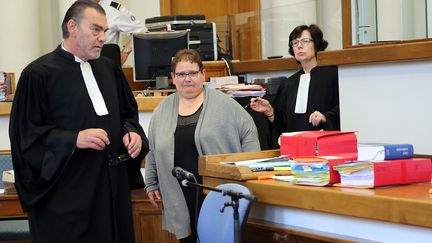 L'avocat Franck Berton (G.), avec sa cliente&nbsp;Dominique Cottrez au premier jour de son proc&egrave;s, le 25 juin 2015, devant la cour d'assises du Nord &agrave; Douai. (MAXPPP)