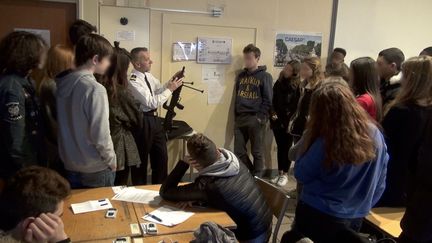 Un officier de l'armée de l'air fait une démontration devant des jeunes lycéens covoqués pour leur journée "défense et citoyenneté" (JDC) à la caserne Guynemer (illustration). (PHILIPPE DE POULPIQUET / MAXPPP)