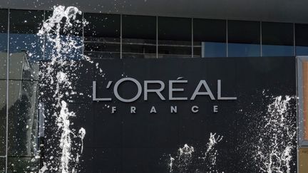 En plein mouvement anti-raciste, L'Oréal annonce supprimer certains mots comme "blanchissant" du descriptif de ses produits cosmétiques pour la peau. (MARIO FOURMY / SIPA)