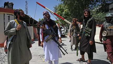 Des combattants talibans gardent un barrage&nbsp;routier à proximité de la place Zanbaq à Kaboul en Afghanistan le 16 août 2021. (WAKIL KOHSAR / AFP)