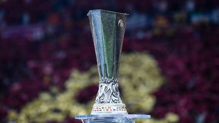 Le trophée de la Ligue Europa, lors de la finale de l'édition 2022-2023, à Budapest (Hongrie). (FLAVIU BUBOI / AFP)