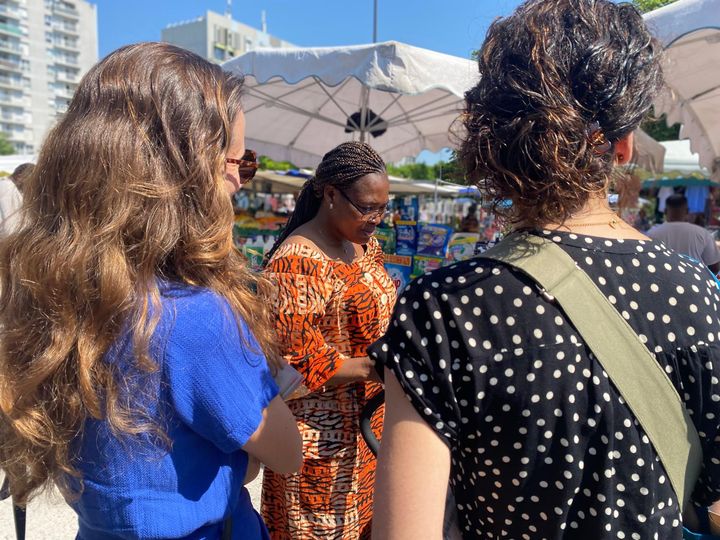 LFI MP Clémence Guetté (left) and New Popular Front candidate Sabrina Ali Benali talk with a woman on a market in Montreuil (Seine-Saint-Denis), June 26, 2024. (MATHILDE GOUPIL / FRANCEINFO)