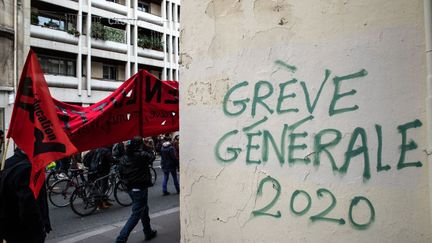 Des manifestants contre le projet de réforme des retraites, à Paris, mardi 14 janvier 2020.&nbsp; (JEROME GILLES / NURPHOTO / AFP)