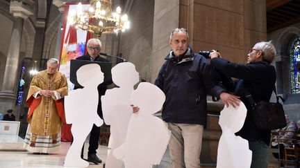 Trois hommes ont adressé un message aux fidèles de la cathédrale de Saint-Etienne (Loire), dimanche 25 novembre 2018,&nbsp;pour dénoncer les actes de pédophilie dans l'Eglise. (MAXPPP)