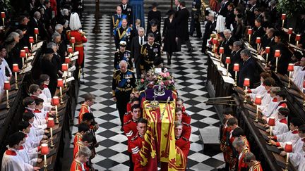 La famille royale suit le cercueuil de la reine Elizabeth II après ses funérailles à Westminster Abbey à Londres (Royaume-Uni), le 19 septembre 2022.&nbsp; (BEN STANSALL / POOL/ AFP)