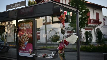 Des bouquets de fleurs sur un arrêt de bus à Bayonne (Pyrénées-Atlantiques), mercredi 8 juillet 2020.&nbsp; (PATXI BELTZAIZ / HANS LUCAS / AFP)