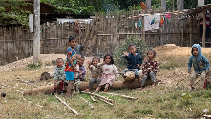 Rencontre avec les jeunes villageois laotiens. (DAMIEN CALVET)