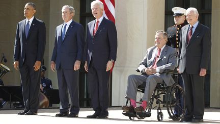 Barack Obama et les quatre anciens présidents américains, George W. Bush, Bill Clinton, George Bush et Jimmy Carter en 2013.&nbsp; (? JASON REED / REUTERS / X00458)