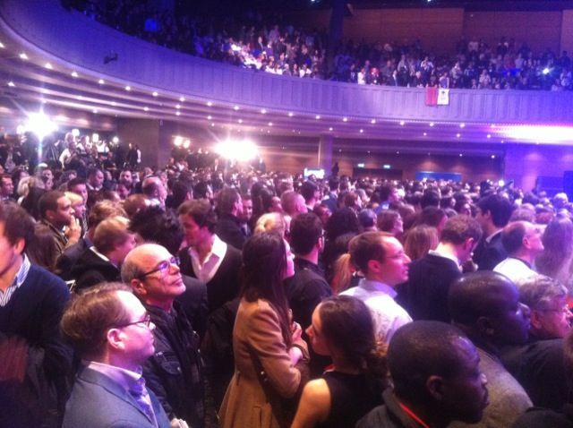 Les soutiens de Nicolas Sarkozy attendent l'intervention du président-candidat à la Mutualité, le 22 avril 2012. (DR)