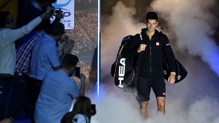 Novak Djokovic rentre dans l'arène (LEON NEAL / AFP)