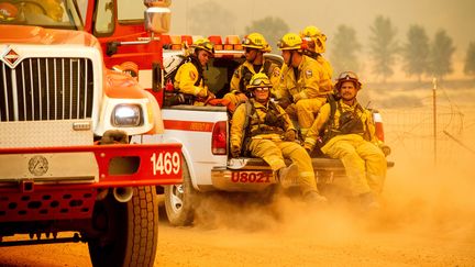 Pour tenter d'éteindre les flammes, quelque&nbsp;12 000 pompiers ont été mobilisés sur les trois incendies qui ravagent la Californie, comme ici sur celui de "Ranch Fire", le 4 août 2018. (NOAH BERGER / AFP)