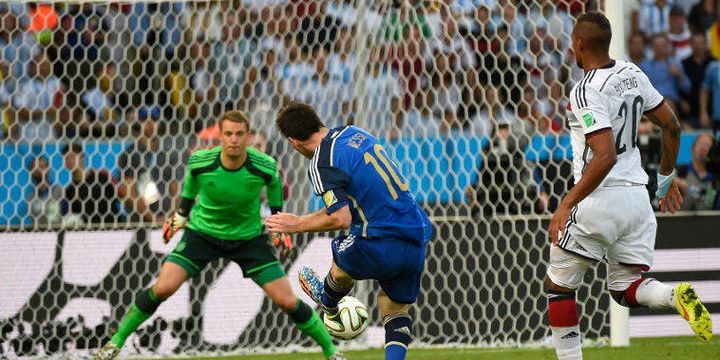 Lionel Messi perd son face à face avec Manuel Neuer