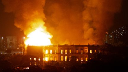 Un énorme incendie au Musée national de Rio de Janeiro au Brésil, le 2 septembre 2018.&nbsp; (STR / AFP)