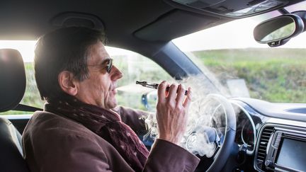 Un homme vapota dans une voiture en Charente le 12 janvier 2015. (BURGER / PHANIE)