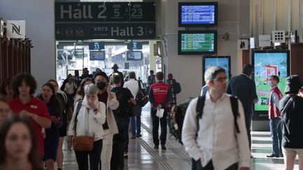 Des voyageurs marchent à la gare de Lyon à Paris, le 6 juillet 2022. (GEOFFROY VAN DER HASSELT / AFP)