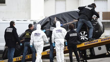 Des agents de la police technique et scientifique et de la PJ chargent la voiture de Sébastien Troadec, membre d'une famille portée disparue, après sa découverte dans un parking de Saint-Nazaire (Loire-Atlantique), le 2 mars 2017.&nbsp; (JEAN-SEBASTIEN EVRARD / AFP)