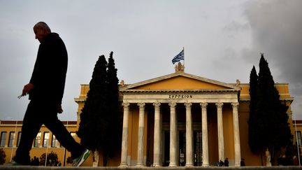 Les attentats contre des cibles diplomatiques, banques ou compagnies &eacute;trang&egrave;res sont fr&eacute;quents en Gr&egrave;ce. (ARIS MESSINIS / AFP)