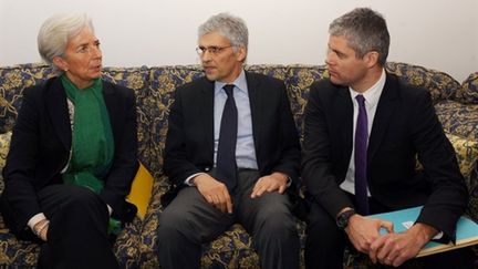 Christine Lagarde (g), Mohamed Nouri Jouini (ministre tunisien) et Laurent Wauquiez (d) discutent à Tunis, le 22/2/2011. (AFP - Fethi Belaid)