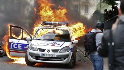 Une voiture de police avait été incendiée en marge des manifestations de policiers contre "la haine anti-flic"&nbsp;en mai 2016. (? CHARLES PLATIAU / REUTERS / X00217)