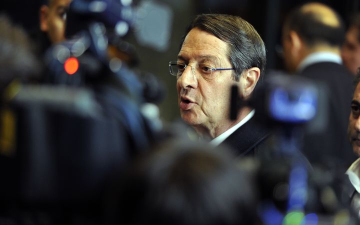 Le pr&eacute;sident chypriote, Nicos Anastasiades, s'adresse &agrave; la presse lors de la r&eacute;union de la zone euro, le 25 mars 2013 &agrave; Bruxelles (Belgique).&nbsp; (GEORGES GOBET / AFP)