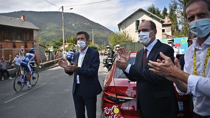 Jean Castex, Premier ministre, aux côtés de Christian Prudhomme, directeur du Tour de France le 5e septembre 2020 sur la route du Tour (ANNE-CHRISTINE POUJOULAT / AFP)