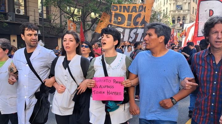 Des manifestants contre les mesures annoncées par Javier Milei, dans les rues de Buenos Aires le 20 décembre 2023 (CAROLINE VICQ / RADIO FRANCE)