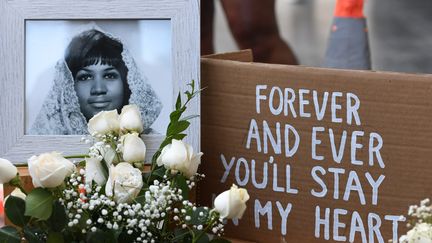 Des fleurs posées sur l'étoile d'Aretha Franklin sur le Hollywood Walk of Fame dès le 16 août, après l'annonce de son décès. 
 (Mark RALSTON / AFP)