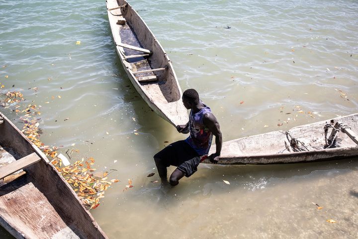 Un pêcheur de Joal-Fadiouth, le 2 février 2021.&nbsp;


 (JOHN WESSELS / AFP)