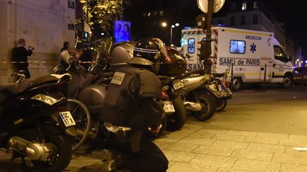 Un policier lors de l'intervention au Bataclan, vendredi 13 novembre. (DOMINIQUE FAGET / AFP)