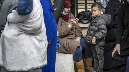 Des proches de Marocains actuellement en Ukraine devant le siège du ministère des Affaires étrangères à Rabat, le 25 février 2022. (FADEL SENNA / AFP)