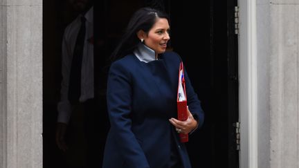 La&nbsp;secrétaire d'Etat britannique au Développement international, Priti Patel,&nbsp;quitte le 10 Downing Street, le 31 octobre 2017, à Londres (Grande Bretagne). (ALBERTO PEZZALI / NURPHOTO / AFP)