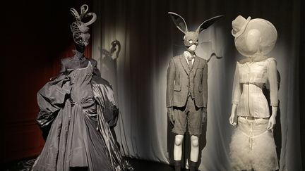 L'exposition "Stephen Jones, chapeaux d'artiste" au Palais Galliera : tenues Thom Browne accessoirisées par Stephen Jones, le 17 octobre 2024. (CORINNE JEAMMET)