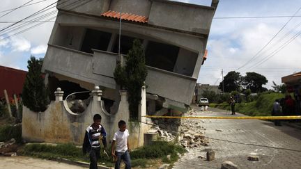 Une maison d&eacute;truite par un tremblement de terre dans la r&eacute;gion de San Marcos (Guatemala), le 7 juillet 2014. (JORGE LOPEZ / REUTERS)