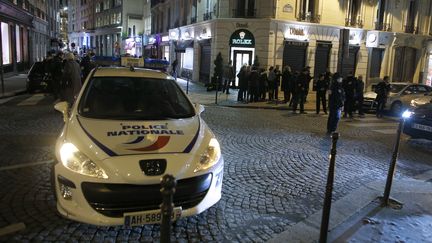 Huit personnes ont &eacute;t&eacute; arr&ecirc;t&eacute;es alors qu'elles tentaient de commettre un braquage contre une bijouterie, le 13 janvier 2014 &agrave; Paris. (THOMAS SAMSON / AFP)