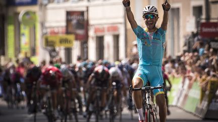 Fabio Aru en vainqueur avec le peloton en arrière plan (LIONEL BONAVENTURE / AFP)