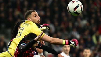 Le gardien de but du PSG, Gianluigi Donnarumma, auteur d'une parade devant l'attaquant de Nice Gaëtan Laborde, le 8 avril 2023. (CHRISTOPHE SIMON / AFP)