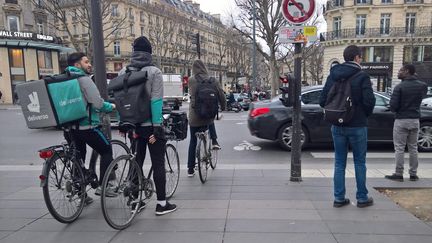 Des livreurs à vélo dans les rues de Paris, le 22 février 2017. (F. MAGNENOU / FRANCEINFO)